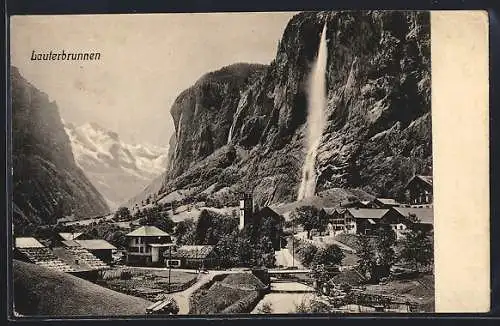 AK Lauterbrunnen, Ortsansicht mit Wasserfall