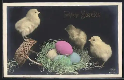 AK Osterküken mit einem umgestürzten Korb und bunten Ostereiern