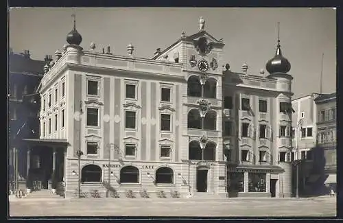 Foto-AK Gmunden, Rathaus mit Rathaus-Cafe u. Buchhandlung, von der Strasse gesehen