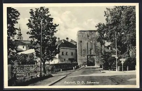 AK Freistadt, Böhmertor mit Strasse und Kirchturm