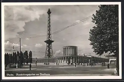 AK Berlin, Ausstellungshallen am Funkturm mit Passanten