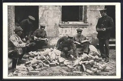 AK Soldaten beim Sortieren von Feldpostpaketen