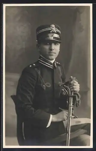 Foto-AK Soldat der Infanterie in Uniform mit Schirmmütze