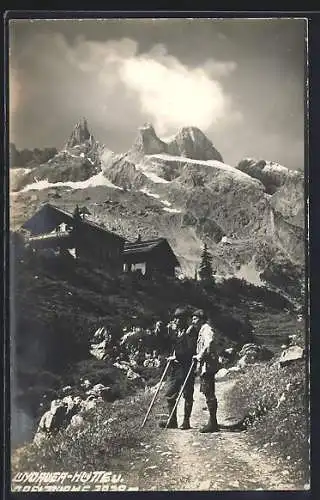 AK Lindauer Hütte mit Wanderern