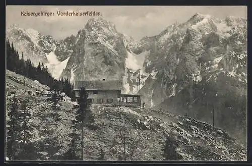 AK Vorderkaiserfeldener Hütte, Hüttenansicht mit Gebirge