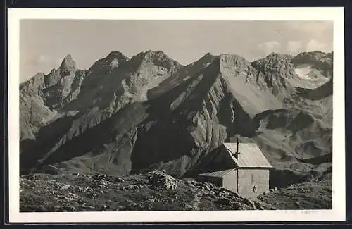 AK Mindelheimerhütte mit Gebirgskette