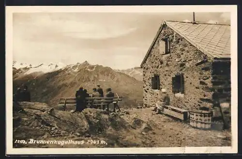 AK Brunnenkogelhaus, Wanderer schauen ins Tal