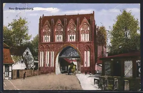 AK Neubrandenburg, Strassenpartie mit Postkutsche