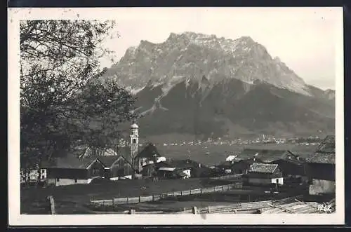 Foto-AK Lermoos, Ortsansicht mit Blick nach Ehrwald mit Zugspitz-Massiv