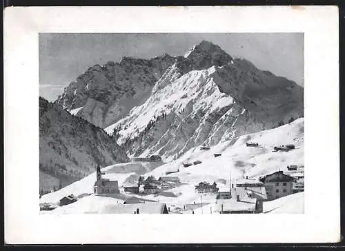 AK Hirschegg /Kleines Walsertal, Ortsansicht im Winter mit Widderstein