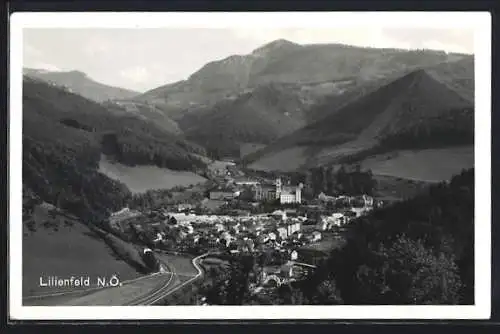 AK Lilienfeld /N. Ö., Ortsansicht mit Berglandschaft