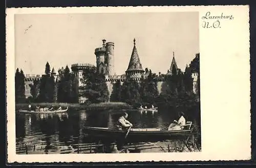 AK Laxenburg /N.-Ö., Schloss mit Flusspartie und Ruderbooten