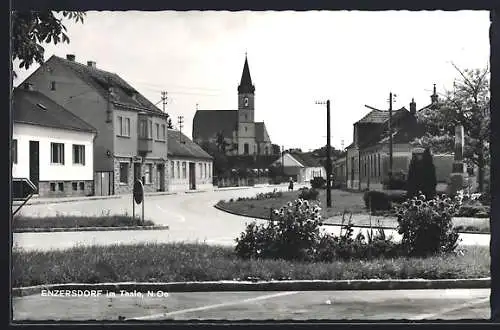 AK Hollabrunn, Enzersdorf im Thale, Strassenpartie mit Kirche