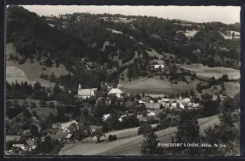 AK Loich /N. Oe., Ortsansicht mit Berglandschaft