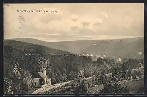 AK Gars am Kamp, Bründlkapelle mit Strasse und Ortsblick aus der Vogelschau