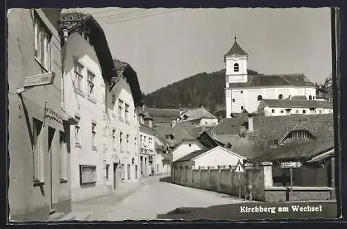 AK Kirchberg am Wechsel, Strassenpartie am Friseur Diem, Blick zur Kirche