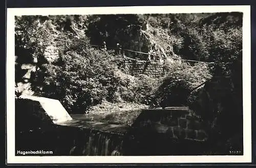 AK St. Andrä-Wördern, Hagenbachklamm, Wanderer über dem Wasser