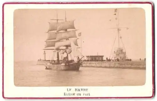 Fotografie unbekannter Fotograf, Ansicht Le Havre, Entree du Port, Segelschiff neben der Hafenmole