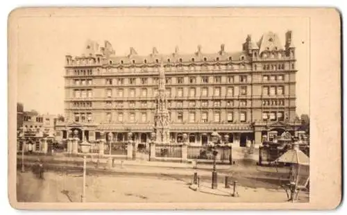 Fotografie unbekannter Fotograf, Ansicht London, Charing Cross Station, Bahnhof mit Vorplatz