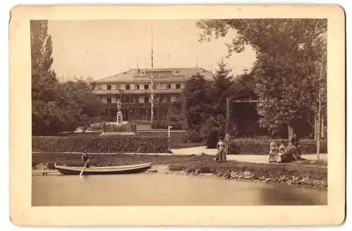 Fotografie Jos. Wörsching, Starnberg, Ansicht Tutzing, Gasthof zum See, Vorplatz mit Denkmal am Seeufer