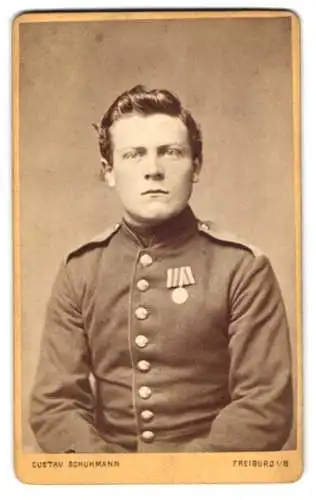 Fotografie Gustav Schuhmann, Freiburg i/B, Louisenstrasse, Soldat in Uniform mit Orden