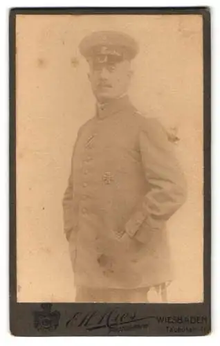 Fotografie E.M. Lies, Wiesbaden, Taunusstrasse 41, Soldat in Uniform mit Orden Eisernes Kreuz