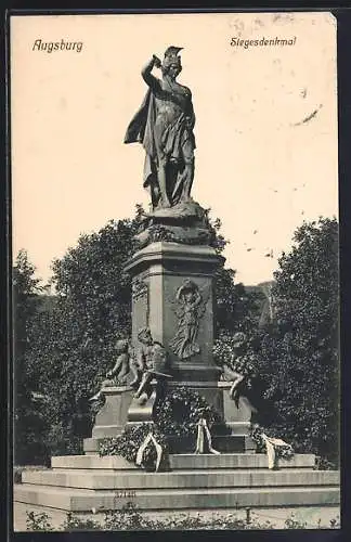 AK Augsburg, Siegesdenkmal mit Kränzen