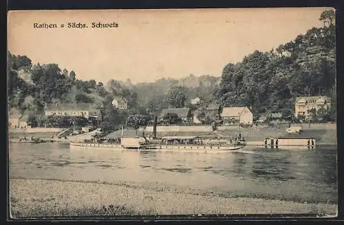 AK Rathen /Sächs. Schweiz, Salondampfer John Penn vor der Ortschaft mit Blick zum Lilienstein