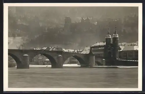 AK Heidelberg / Neckar, Uferpartie mit Brücke im Winter