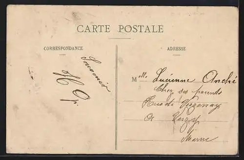 AK Flugzeug Antoinette fliegt über einen Reiter zu Pferde