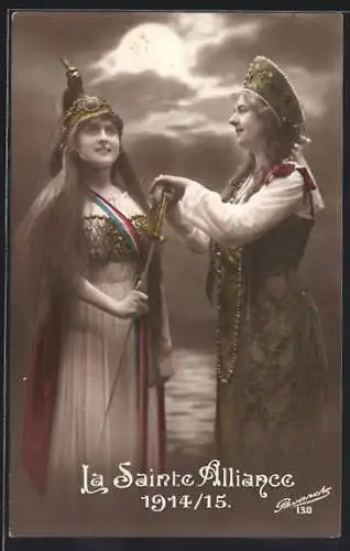 AK La Sainte Alliance 1914 /15, Frauen in Tracht mit Schwert & Pickelhaube, Propaganda Entente