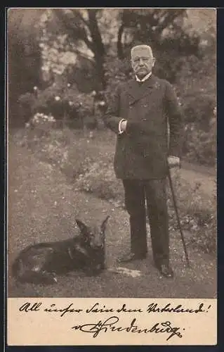 AK Paul von Hindenburg, im Garten mit Hund