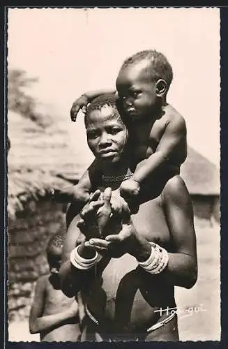 AK Moyen-Chari-Singaco, Femme et enfant, afrikanische nackte Frau mit Kind auf der Schulter