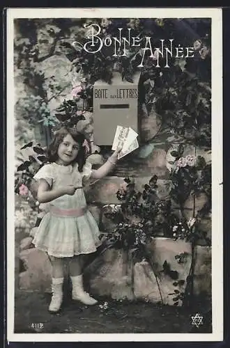 AK Kleines Mädchen mit Briefen am Briefkasten