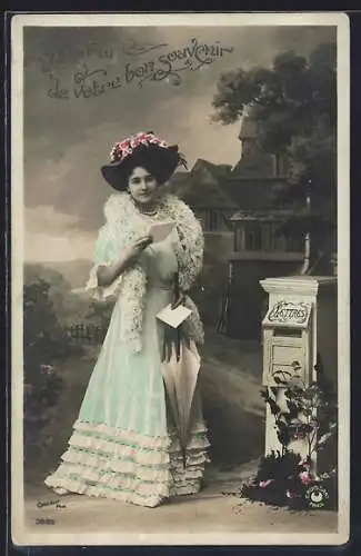 AK Dame im eleganten Kleid mit Briefen vor dem Briefkasten