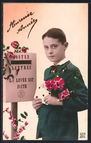 AK Junger Knabe mit einem Brief am Briefkasten