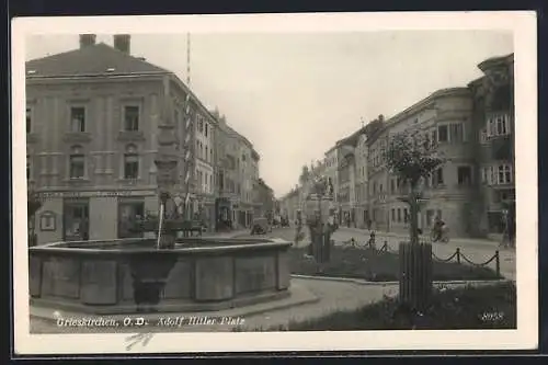 AK Grieskirchen /O. D., Platz mit Geschäften und Brunnen