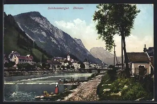 AK Ebensee im Salzkammergut, Waschfrauen am Ufer mit Blick zur Kirche, Hotel Post