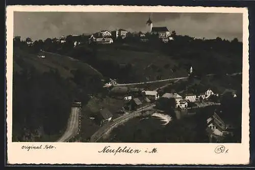 AK Neufelden i. M., Panorama mit Kirche und Strassenpartie