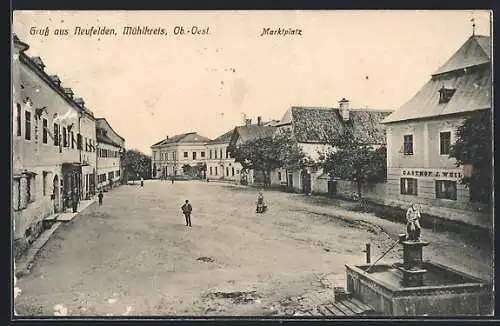 AK Neufelden, Marktplatz mit Gasthof J. Weil und Brunnen