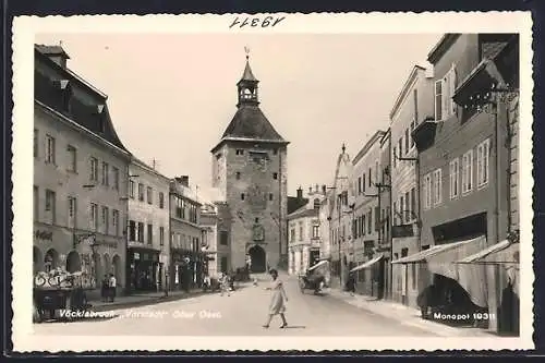 AK Vöcklabruck /Ober Oest., Strassenpartie am Tor mit Gasthof