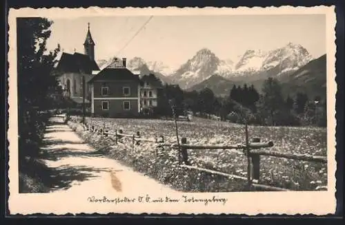 AK Vorderstoder /O. Ö., Weg zur Kirche mit dem Totengebirge