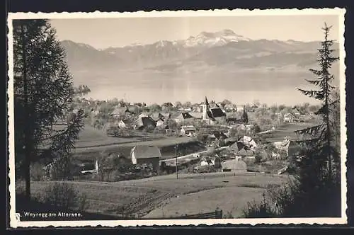 AK Weyregg a. Attersee, Ortspanorama mit Gebirge