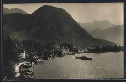 AK Weissenbach am Attersee, Uferpartie mit Strasse und Bergen