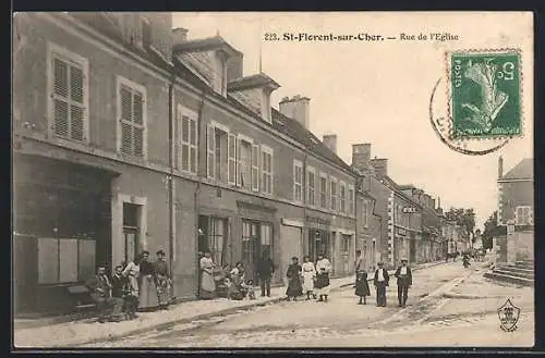 AK St-Florent-sur-Cher, Rue de l`Église avec des passants et des bâtiments historiques