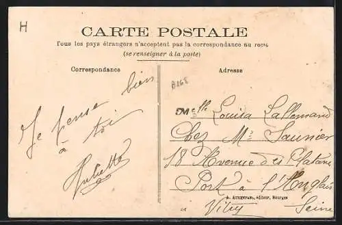AK St-Florent-sur-Cher, Rue de l`Église avec des passants et des bâtiments historiques