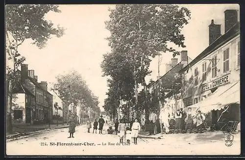 AK Saint-Florent-sur-Cher, La Rue du Cher avec l`Hôtel du Commerce et passants