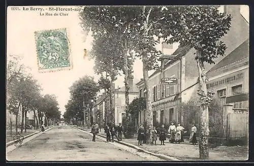 AK Saint-Florent-sur-Cher, La Rue du Cher animée avec passants et arbres alignés