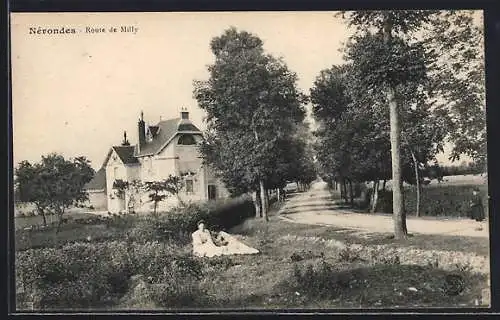 AK Nérondes, Route de Milly avec maison et arbres bordant la route