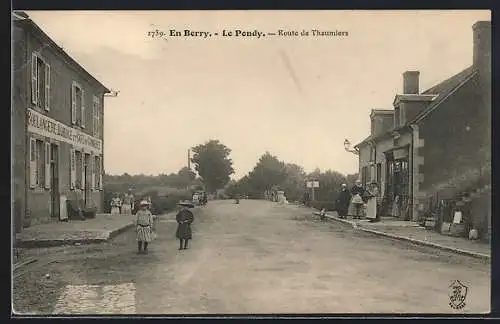 AK Le Pondy, Route de Thaumiers avec boulangerie et villageois en Berry